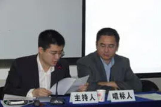 开标唱标是投标人唱标还是工作人员唱标？